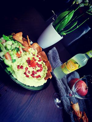 Avocado, Kartoffeln, Tahini, Knoblauch, Olivenöl und Zitronensaft, mit Brotsalat und 2 sambusak Spinat.  at Shahba Rose in Chemnitz