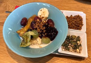 Waldbeere Porridge   at Junker's Café-Rösterei in Freising