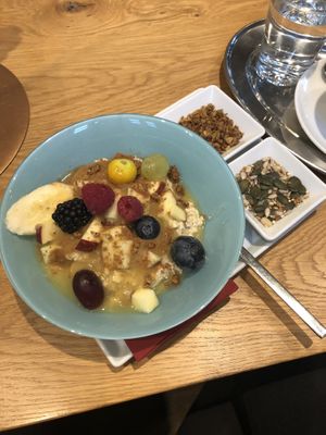 Apfel-Zimt-Hafer-Bowl  at Junker's Café-Rösterei in Freising