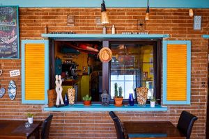 Disfruta de un rincón colorido en La Roca estos días tan grises. at La Roca in Albir