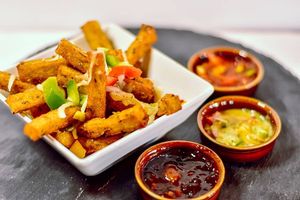 𝙲𝚛𝚒𝚜𝚙𝚢 𝚌𝚘𝚛𝚗 𝚏𝚛𝚒𝚎𝚜
No podrás resistirte a estos crujientes palitos de maíz con queso por encima y acompañado de 3 salsas (chimichurri at La Roca in Albir