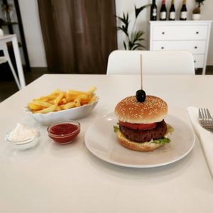 Hamburger #beyondmeat #bestintown at Xato in Moledo