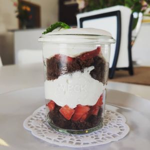 Morango, bolo chocolate, creme at Xato in Moledo