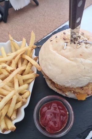 Hambúrguer “sem relva" at Xato in Moledo