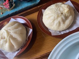 Curry and vegan meat steamed buns at Vegetable Lunch Xi Fang 喜坊 in Sapporo