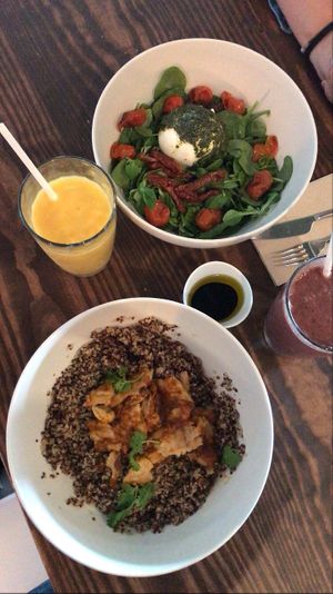 Platos muy sabrosos y hermosa presentación!  Sus smothies son riquísimos, lo recomiendo! Es un poco caro pero vale la pena si quieres comer rico (yo vegana y mi mama vegetariana) at Scarlett in Madrid