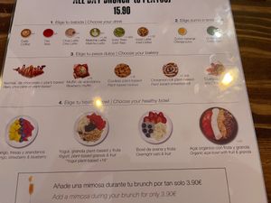 Açaí bowls and plant based goodies at Scarlett in Madrid