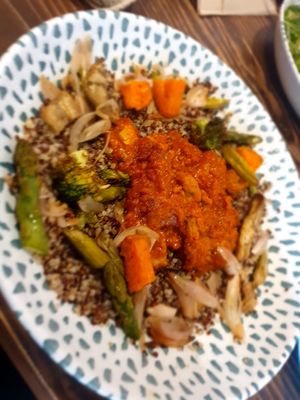 Vegan chicken curry bowl at Scarlett in Madrid