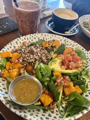 Smoothie and salad  at Scarlett in Madrid