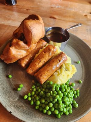vegan sausages, mesh, peas and gravy at The Dirty Bottles in Alnwick
