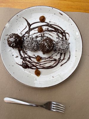 Bombones de dátiles (lamentablemente solo notenel chocolate y el coco, nada de los dátiles)  at Aguaribay in Barcelona