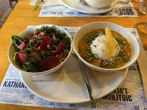 Kale salad and yellow lentil curry with rice  at Aguaribay in Barcelona