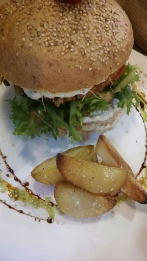 burguer garbanzos con jengibre at Aguaribay in Barcelona