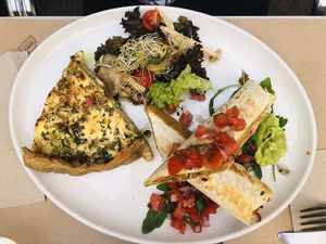 Menú mediodia - burrito verduras + quiche at Aguaribay in Barcelona