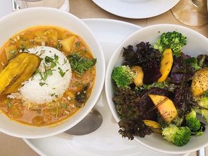 Menú mediodia - ensalada fresca + curry at Aguaribay in Barcelona