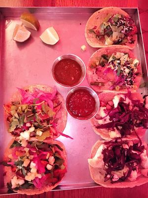 Tacos mit Kürbis, veganem Chicken und Blumenkohl   at Mexiko Strasse Taquería in Hamburg