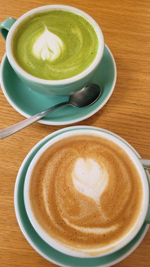 Kaffee und MatchaLatte mit Erbsenmilch at The Special Connection in Hamburg