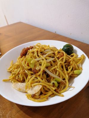 Mee goreng at Lucky Cat Cafe in Northeast Singapore