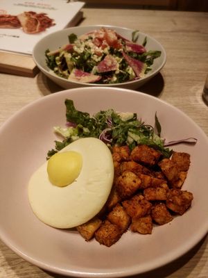 Tempeh + soy "egg" as toppings, side salad in the background #Veganuary at RUCY+R 横浜ジョイナス店 in Yokohama