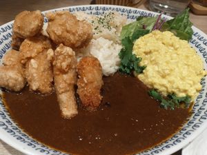 Demi-glace onion curry with karaage and scrambled "eggs" at RUCY+R 横浜ジョイナス店 in Yokohama