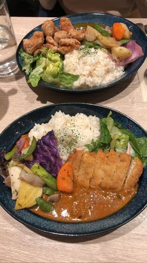 Spinach curry with karaage and roast vegetables. Spice curry with katsu and roast vegetables   at RUCY+R 横浜ジョイナス店 in Yokohama