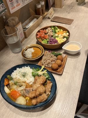 Curry, Salad and Falafel - ALL VEGAN!   at RUCY+R 横浜ジョイナス店 in Yokohama