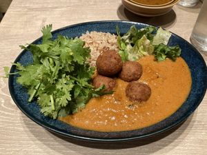 Tomato curry, brown rice, falafel and coriander   at RUCY+R 横浜ジョイナス店 in Yokohama