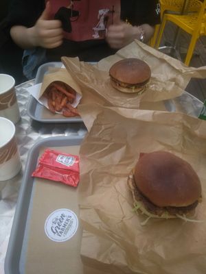 Green farmer bacon burgers and sweet potato fries at Green Farmer's in Paris