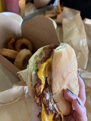 Green Smash et onion rings 🌱❤️  at Green Farmer's in Paris