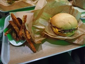 Smashed bacon burger & frites de patates douces at Green Farmer's in Paris