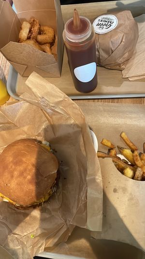 Menù smash burger con onion rings + double smash burger e patatine   at Green Farmer's in Paris