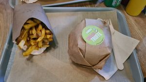 Truffle burger with normal fries at Green Farmer's in Paris