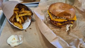 Truffle burger with normal fries at Green Farmer's in Paris