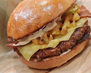 New burger Frosty !
🥔 Crispy potato wafers for irresistible crunch.
🧅 Melting caramelized onions, balanced to perfection.
🥓 Smoked vegan bacon by @laviefoods.fr for a b at Green Farmer's in Paris