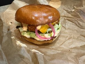 Green Chicken
Pain Buns, «Poulet Pané» Vegan, Cheddar, Avocat, Oignons Rouges, Laitue Et Sauce Rose at Green Farmer's in Paris