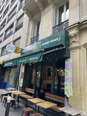 Storefront   at Green Farmer's in Paris