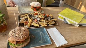 Saisonaler Burger »Schwärmerei» (veganes Poulet, Spargel, Erdbeeren, Kräutersauce)  at Hans im Glück in Winterthur