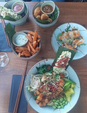 Pagoda Dream, Süsskartoffel-Pommes mit Wasabi-Mayo, Dumplings, Crispy Tofu Sticks & Pearavo at BODHI - Vegan Living in Hamburg