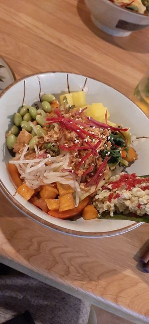 Pagoda dream with on the right tofu wrapped in with crispy rice at BODHI - Vegan Living in Hamburg