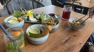 Eten met lekkere bijpassende sapjes  at BODHI - Vegan Living in Hamburg