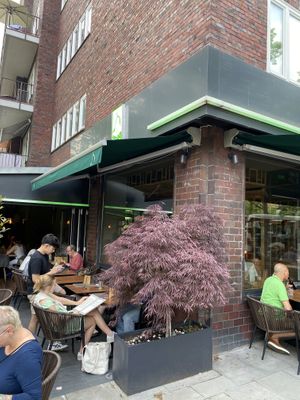 Möglichkeit, draußen und drinnen zu sitzen.  at BODHI - Vegan Living in Hamburg