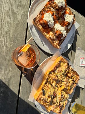 New Maps (Buffalo bleu cheese fried chkn) and Philly Cheesesteak pizza (with Buddy’s steak, peppers, onions, cheese sauce) and an apple old fashioned from Paydirt next door 🤤  at Boxcar Pizza in Portland