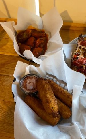 Wings were good but Mozz sticks were better 😍😍😍😍🙏🏽🙏🏽🙏🏽  at Boxcar Pizza in Portland
