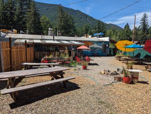 patio at Al Forno Ferruzza Pizza in Rhododendron
