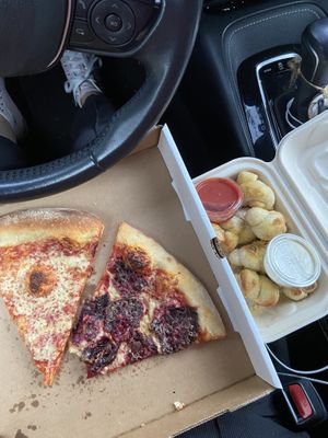 Cheese, beetaroni, and garlic knots at Big Nonna's in Austin