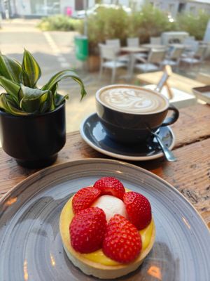 Tarte au Citron mit Erdbeeren at Roasted Kaffeebar in Dusseldorf