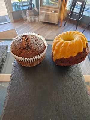 Muffin und Gugelhupf at Roasted Kaffeebar in Dusseldorf