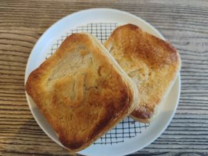 Pappa pie with vegan cheese, tomato and capsicum at Exeter Bakery in Exeter