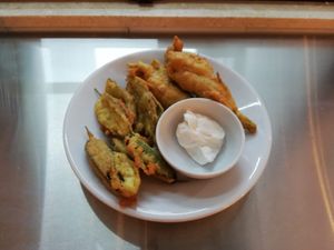 SALVIA FRITTA IN PASTELLA DI CECI 
FIORI RIPIENI FRITTI IN PASTELLA DI CECI 
 at Status Quo in Rome