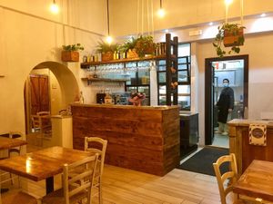 LA SALA CON IL BANCONE BAR at Status Quo in Rome